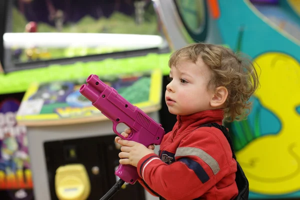 Anak dengan pistol — Stok Foto