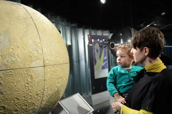 Família e globo lunar — Fotografia de Stock