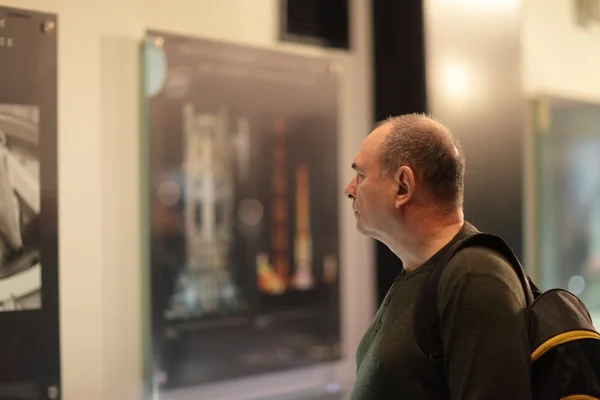 Man in museum — Stock Photo, Image
