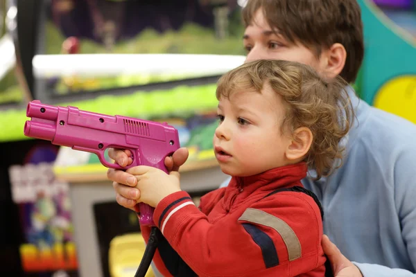 Anak dengan pistol — Stok Foto
