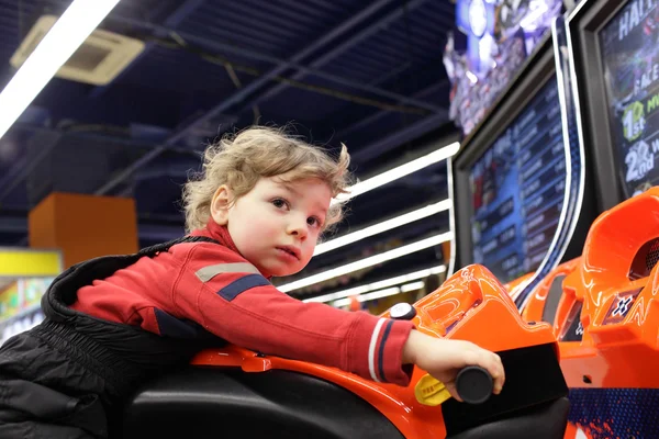 Toddler mengendarai mainan sepeda motor — Stok Foto