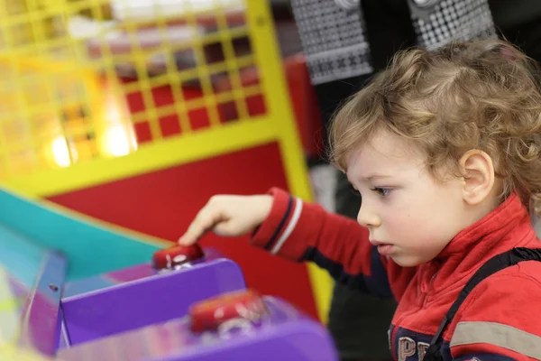 Ragazzo che gioca sulla macchina da gioco — Foto Stock