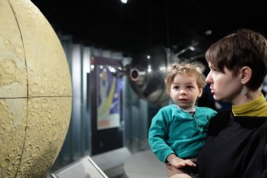 Anne ile oğlu moon globe adlı arıyorsunuz