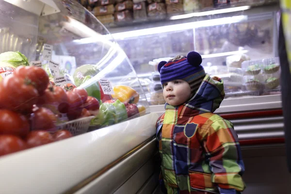 Дети в продуктовом магазине — стоковое фото