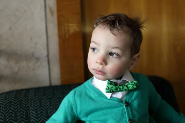 Niño en cárdigan verde — Foto de Stock