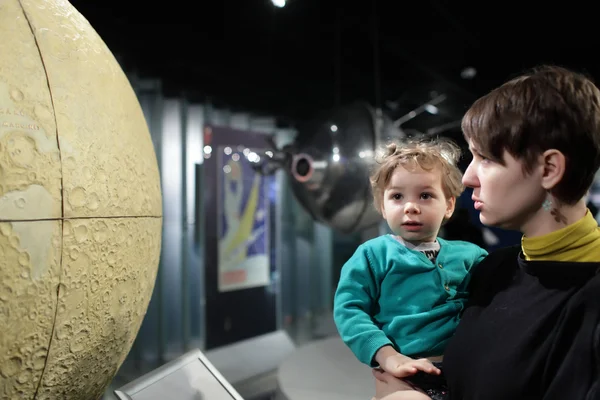 Mother with son looking at globe of moon — Stock Photo, Image