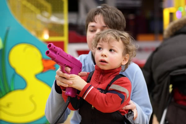 Familie mit Handfeuerwaffe — Stockfoto