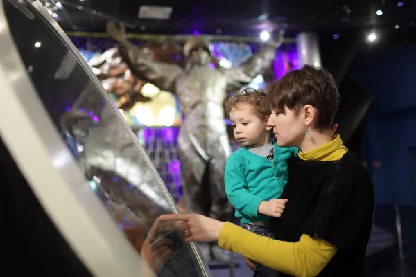 Mother with son in museum — Stock Photo, Image