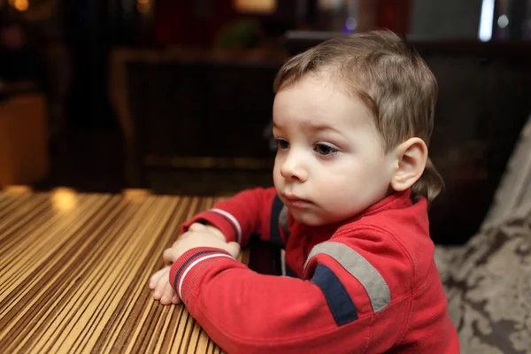 Niño pensativo en la cafetería — Foto de Stock