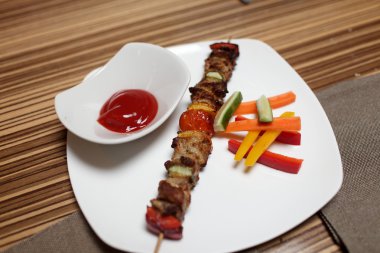 bir tabakta kebap sopa