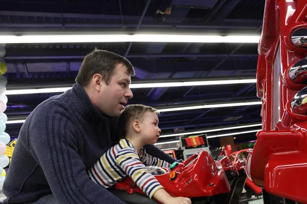 Padre con figlio guida moto giocattolo — Foto Stock