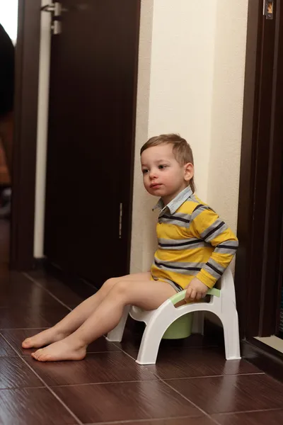 Ребенок сидит на горшке — стоковое фото