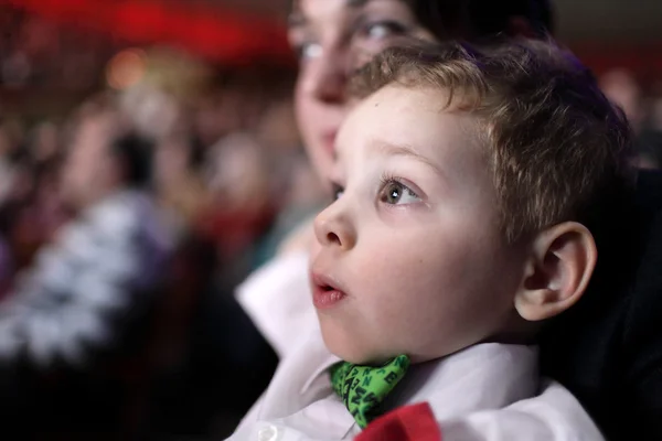 Niño asombrado en el circo — Foto de Stock