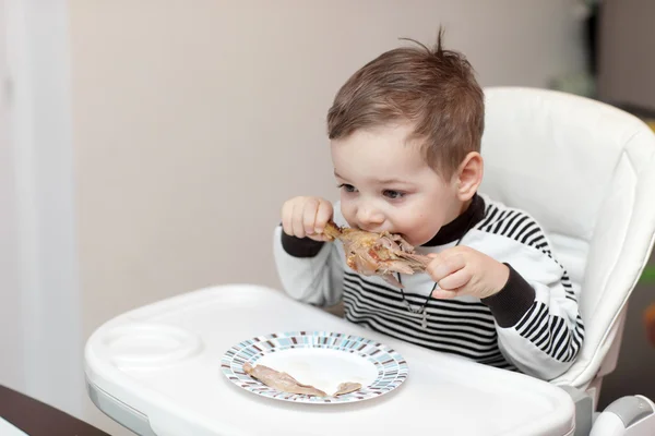 Ragazzo mangiare anatra gamba — Foto Stock