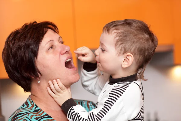 Pojke kontrollerar tänderna — Stockfoto