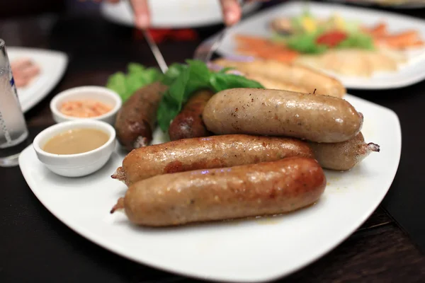 Assiette de saucisses grillées — Photo