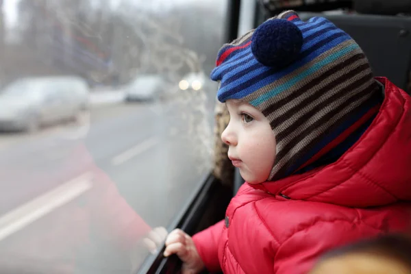 Ребенок, выглядывающий в окно — стоковое фото