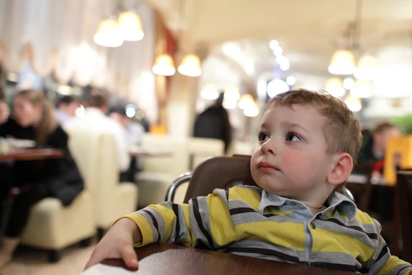 Jongen in restaurant — Stockfoto