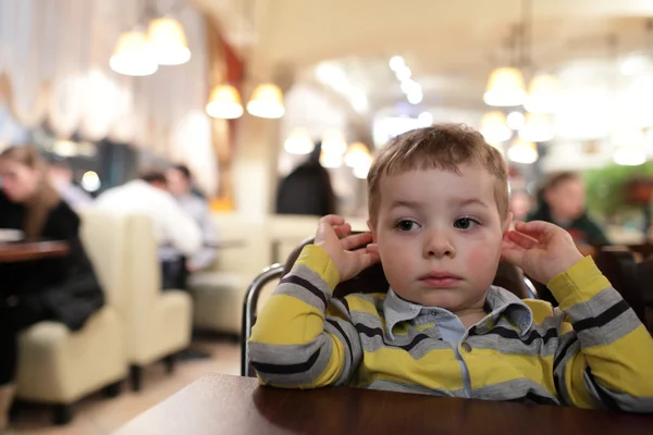 Ребенок в кафе — стоковое фото