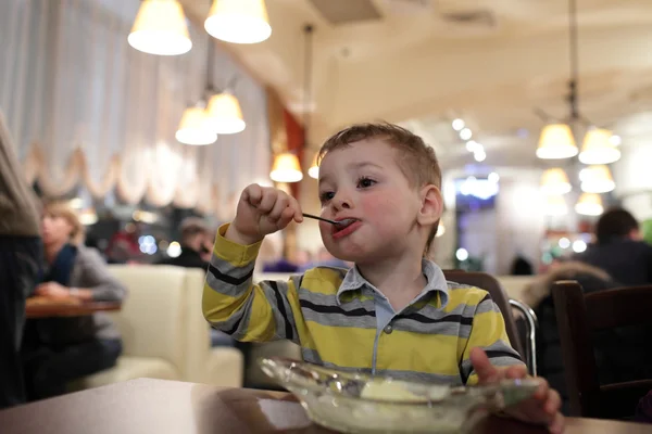 Anak Makan Es Krim — Stok Foto