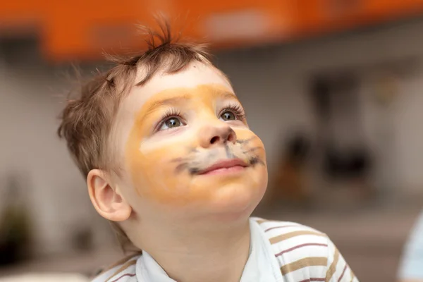 Jongen met tiger gezicht — Stockfoto