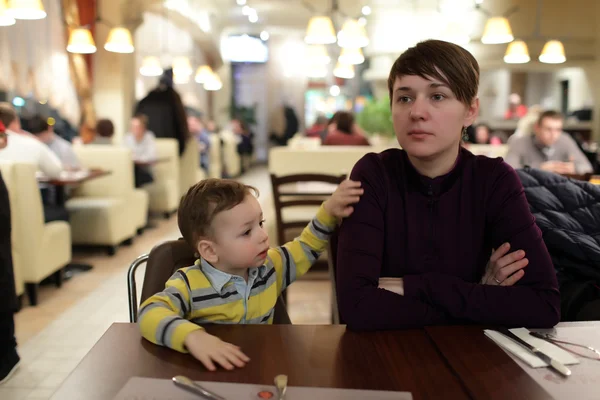Hijo con madre en la cafetería —  Fotos de Stock