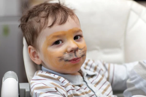 Kind mit Tigergesicht — Stockfoto