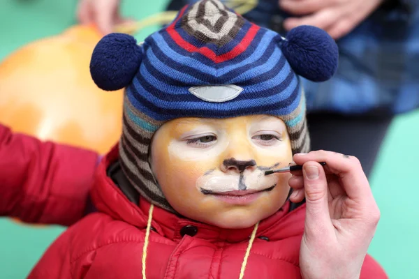 Хлопчик з тигровим пофарбованим обличчям — стокове фото
