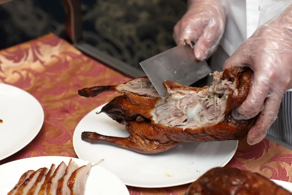 Chef slicing peking duck — Stock Photo, Image