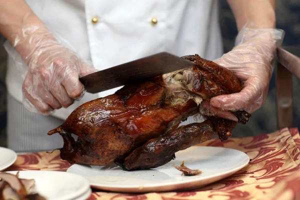 Chef cuts peking duck — Stock Photo, Image