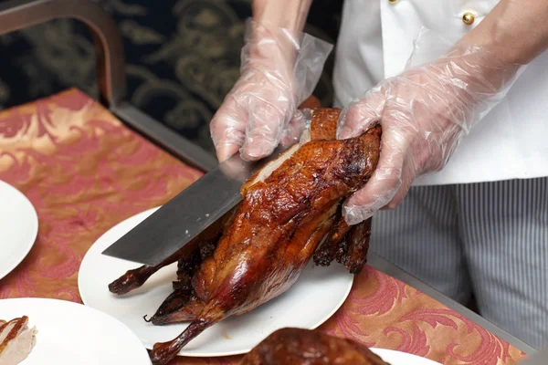 Cutting peking duck — Stock Photo, Image