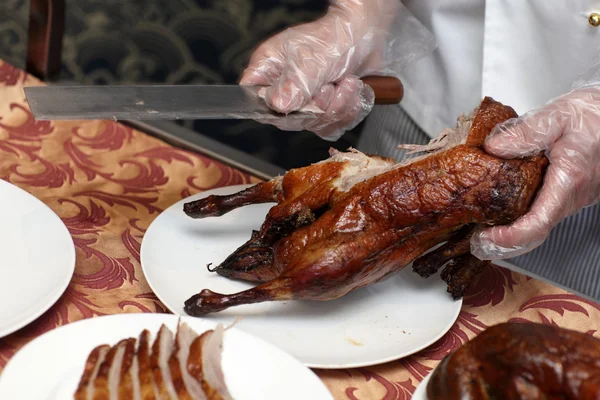 Chef cutting peking duck — Stock Photo, Image