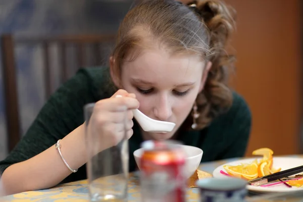 Nastolatek jeść zupę — Zdjęcie stockowe