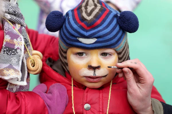 Criança com rosto pintado de tigre — Fotografia de Stock