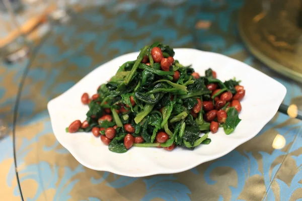 Ensalada de espinacas y cacahuetes crujientes con vinagre envejecido — Foto de Stock