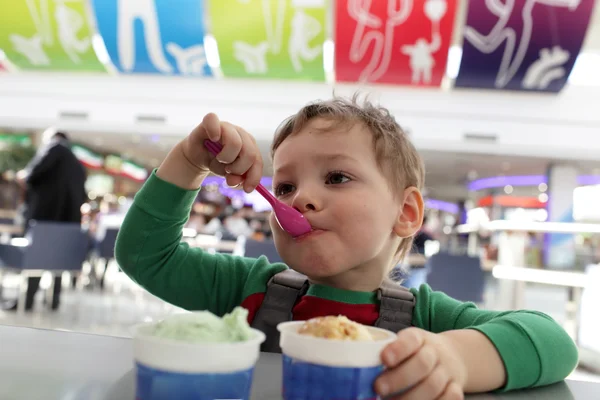 Criança comendo sorvete — Fotografia de Stock