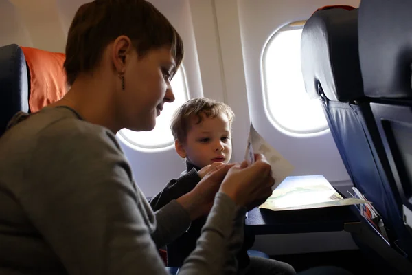 Mutter und Sohn im Flugzeug — Stockfoto