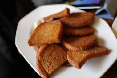 tost bir plaka üzerinde