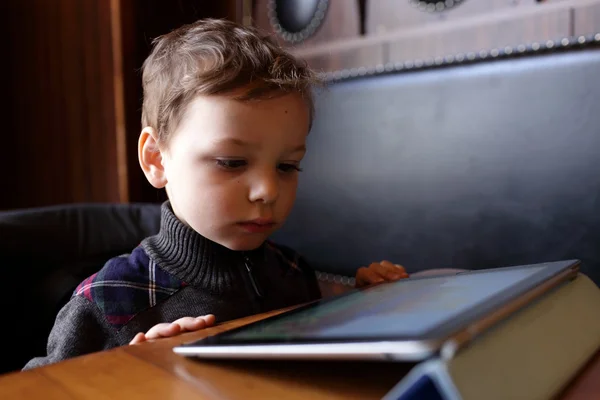 Criança com tablet pc — Fotografia de Stock
