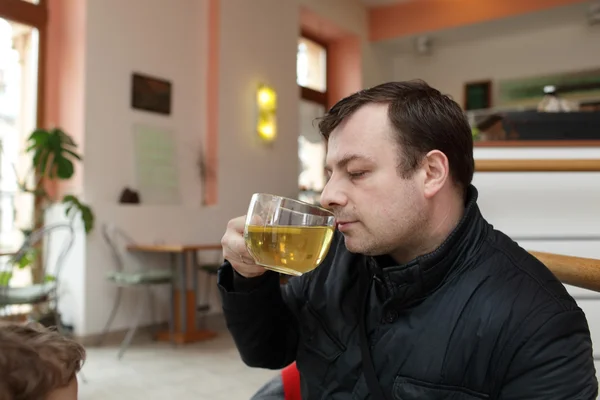 Человек пьет зеленый чай — стоковое фото