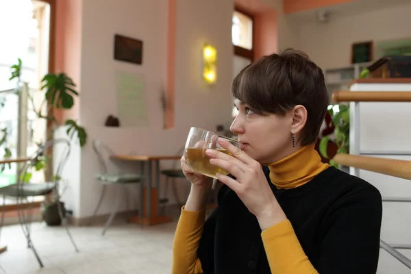 Женщина пьет зеленый чай — стоковое фото