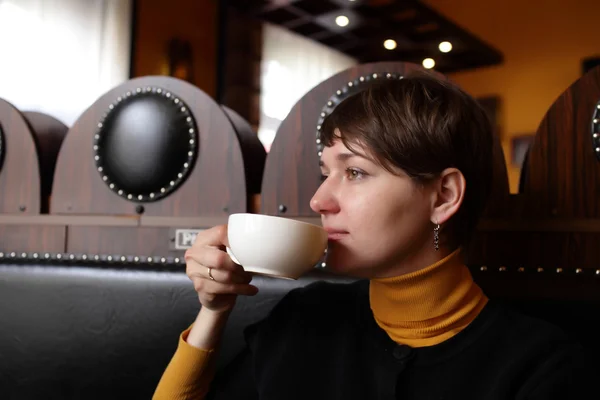 Mulher com xícara branca de chá — Fotografia de Stock