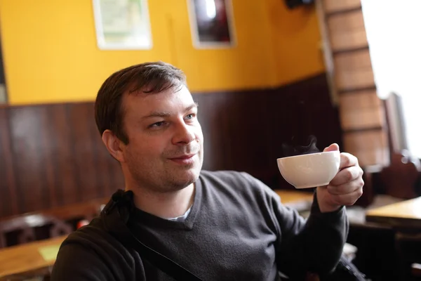 Homme avec tasse de thé blanc — Photo