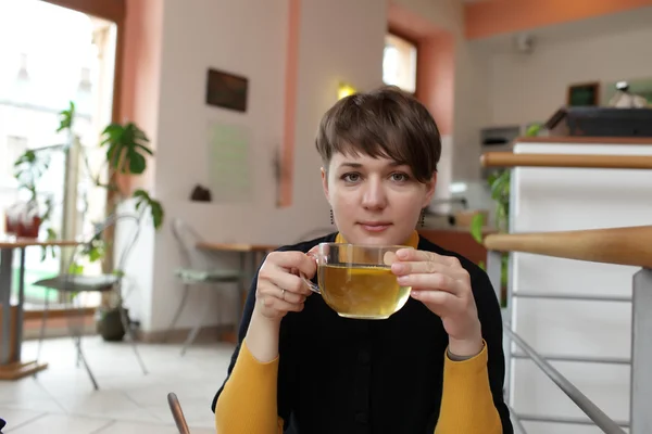 Donna con tazza di tè — Foto Stock