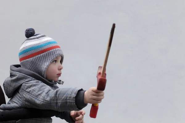 Anak dengan belati kayu — Stok Foto