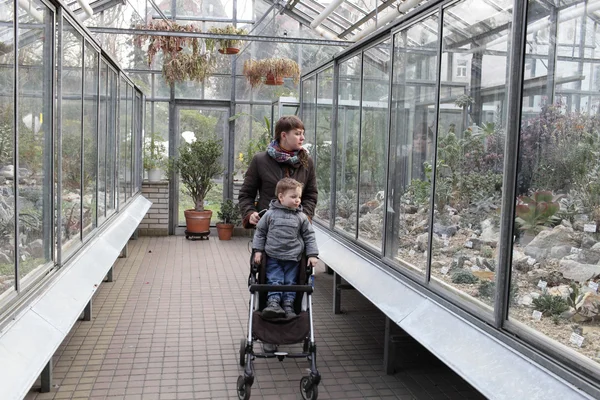 Familia en el jardín botánico — Foto de Stock