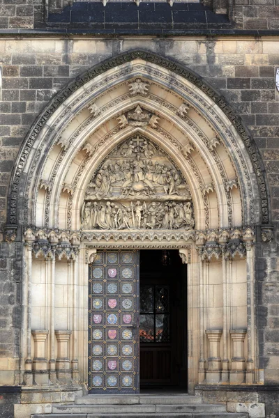 Главная дверь собора — стоковое фото