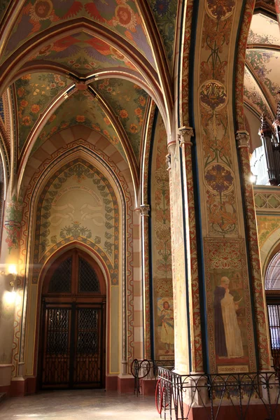 Interior da catedral de avivamento gótico — Fotografia de Stock