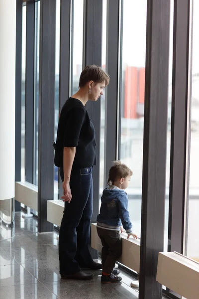 Moeder met zoon op luchthaven — Stockfoto