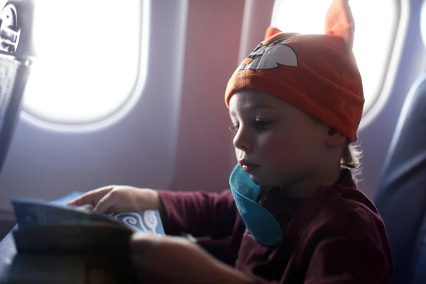 Bambino con libro — Foto Stock